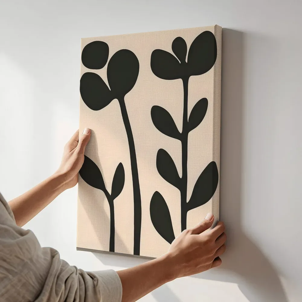 Sfeerimpressie: Zwarte bloemsilhouetten op lange stelen terwijl het aan de muur wordt gehangen