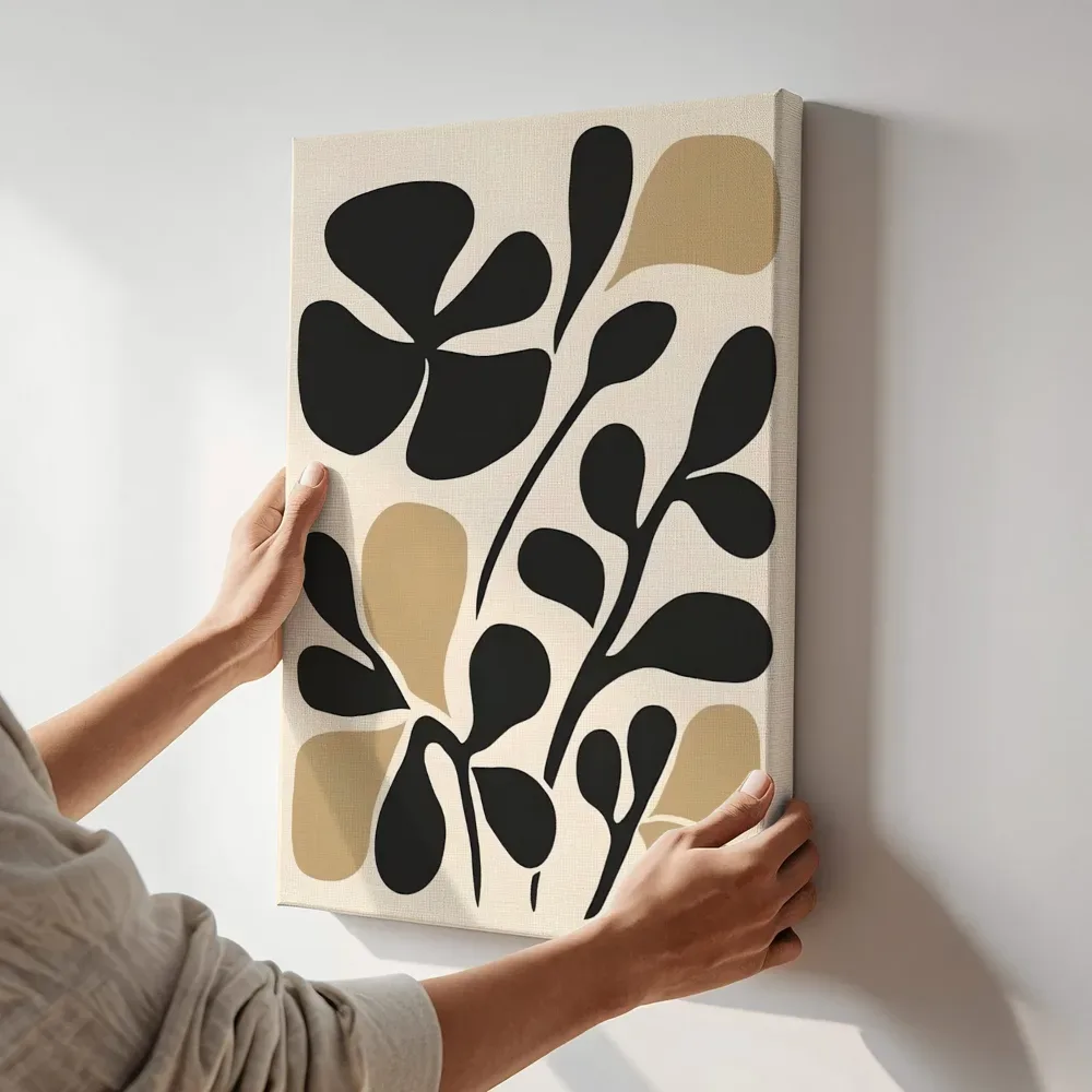 Sfeerimpressie: Zwarte bloemvormen abstractie terwijl het aan de muur wordt gehangen