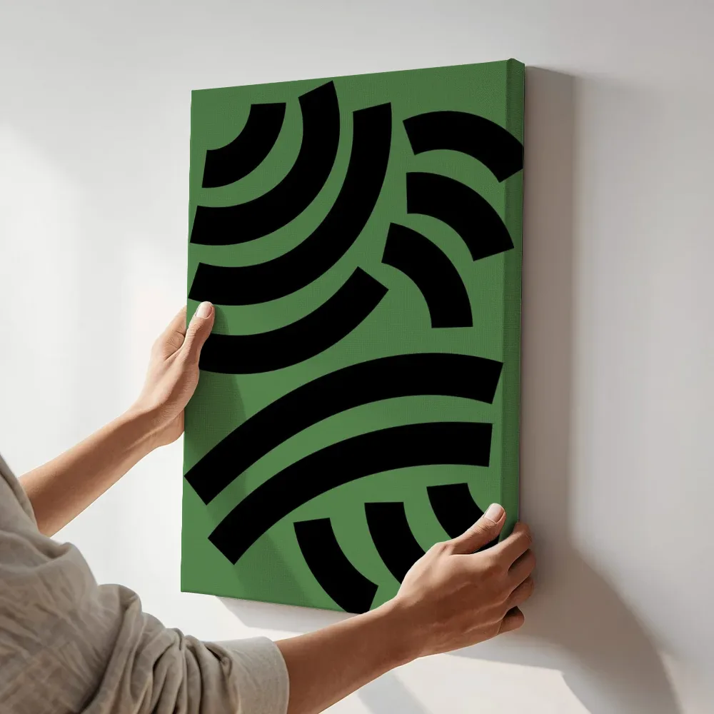 Sfeerimpressie: Zwarte boogpatronen op groen terwijl het aan de muur wordt gehangen