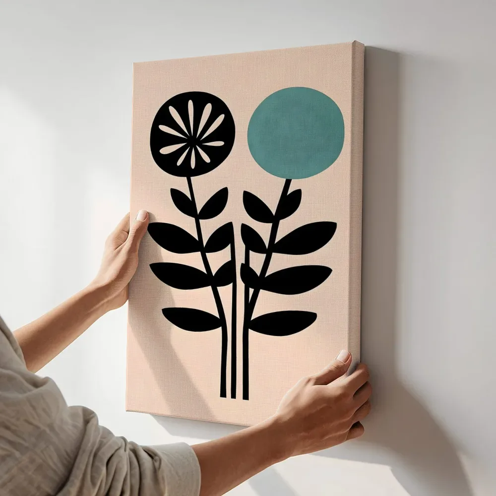 Sfeerimpressie: Zwarte dahlia en turquoise bloem terwijl het aan de muur wordt gehangen