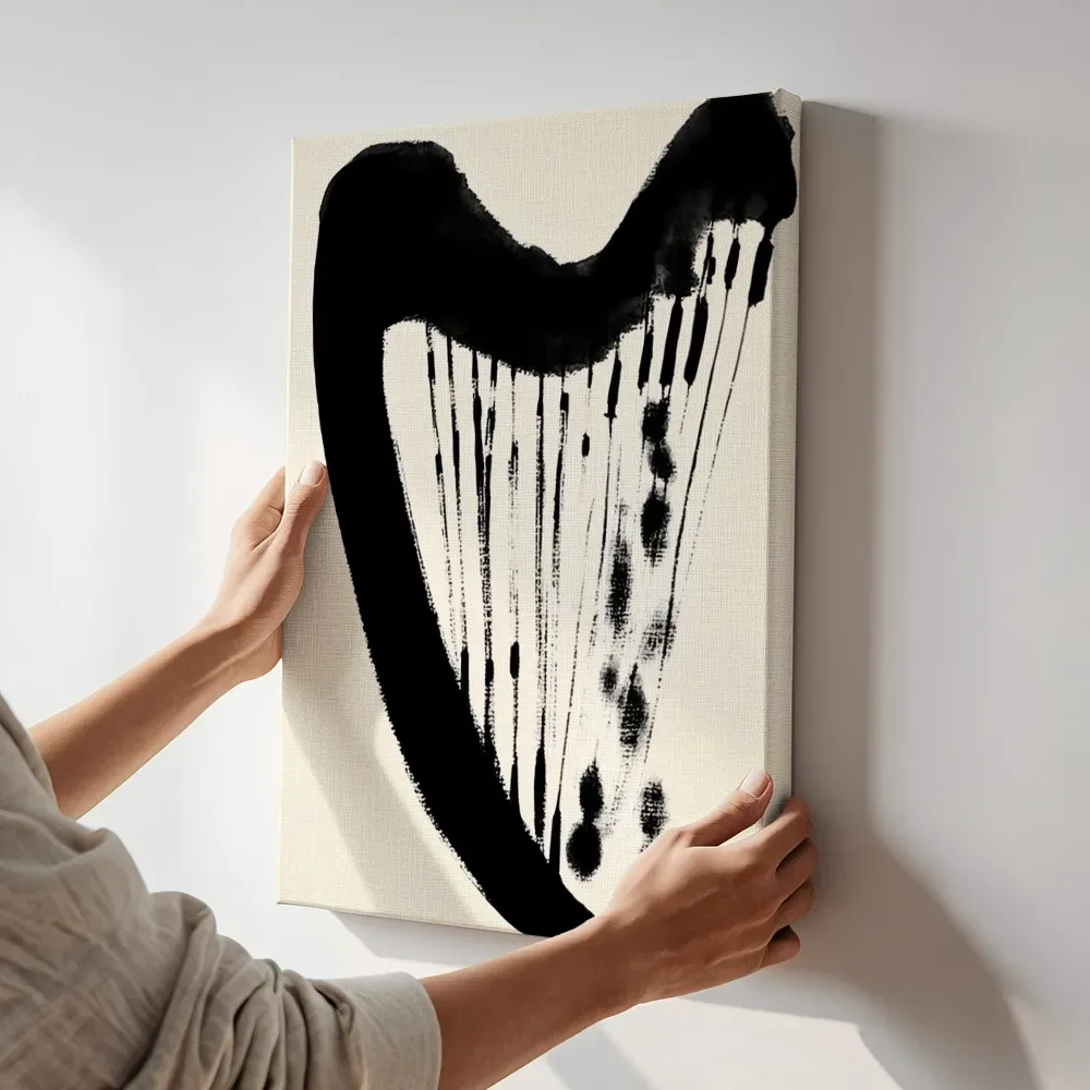 Sfeerimpressie: Zwarte harp terwijl het aan de muur wordt gehangen