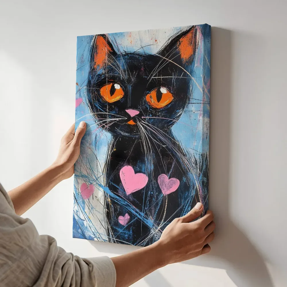 Sfeerimpressie: Zwarte kat met hartjes op blauw schilderij terwijl het aan de muur wordt gehangen