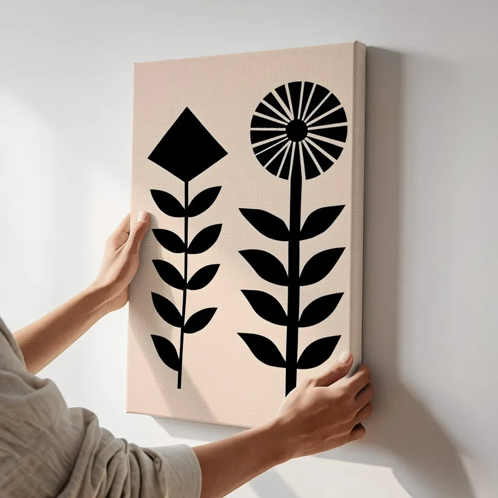 Sfeerimpressie: Zwarte retro bloemen silhouet terwijl het aan de muur wordt gehangen