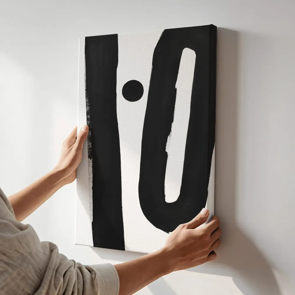 Sfeerimpressie: Grafische zwarte vormen terwijl het aan de muur wordt gehangen