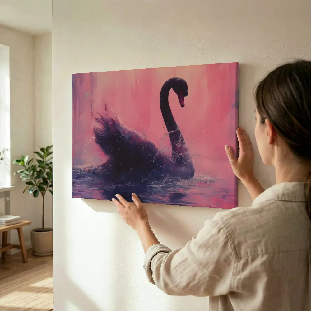 Sfeerimpressie: Zwarte zwaan in roze nevel terwijl het wordt opgehangen