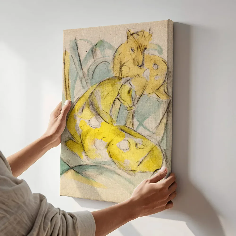 Sfeerimpressie: Zwei gelbe Tiere (Zwei gelbe Rehe) 1912 13 van Franz Marc terwijl het aan de muur wordt gehangen