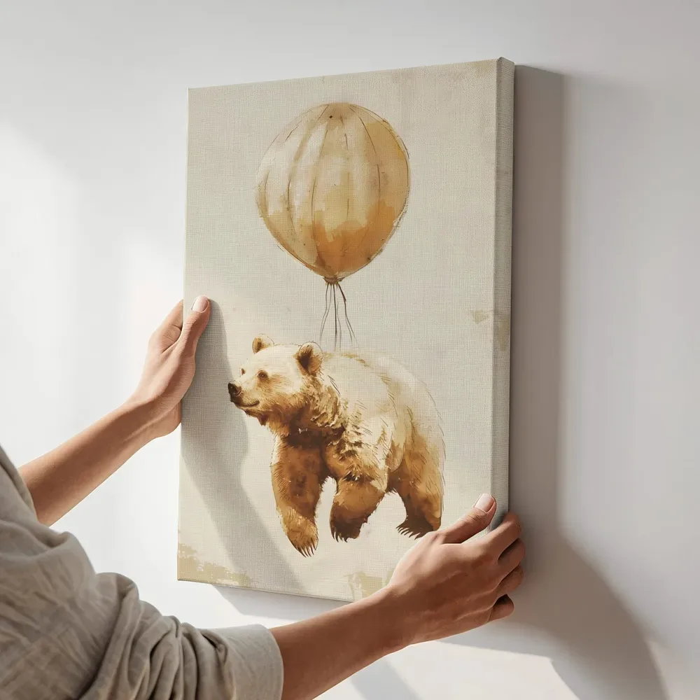 Sfeerimpressie: Zwevende beer met ballon terwijl het aan de muur wordt gehangen