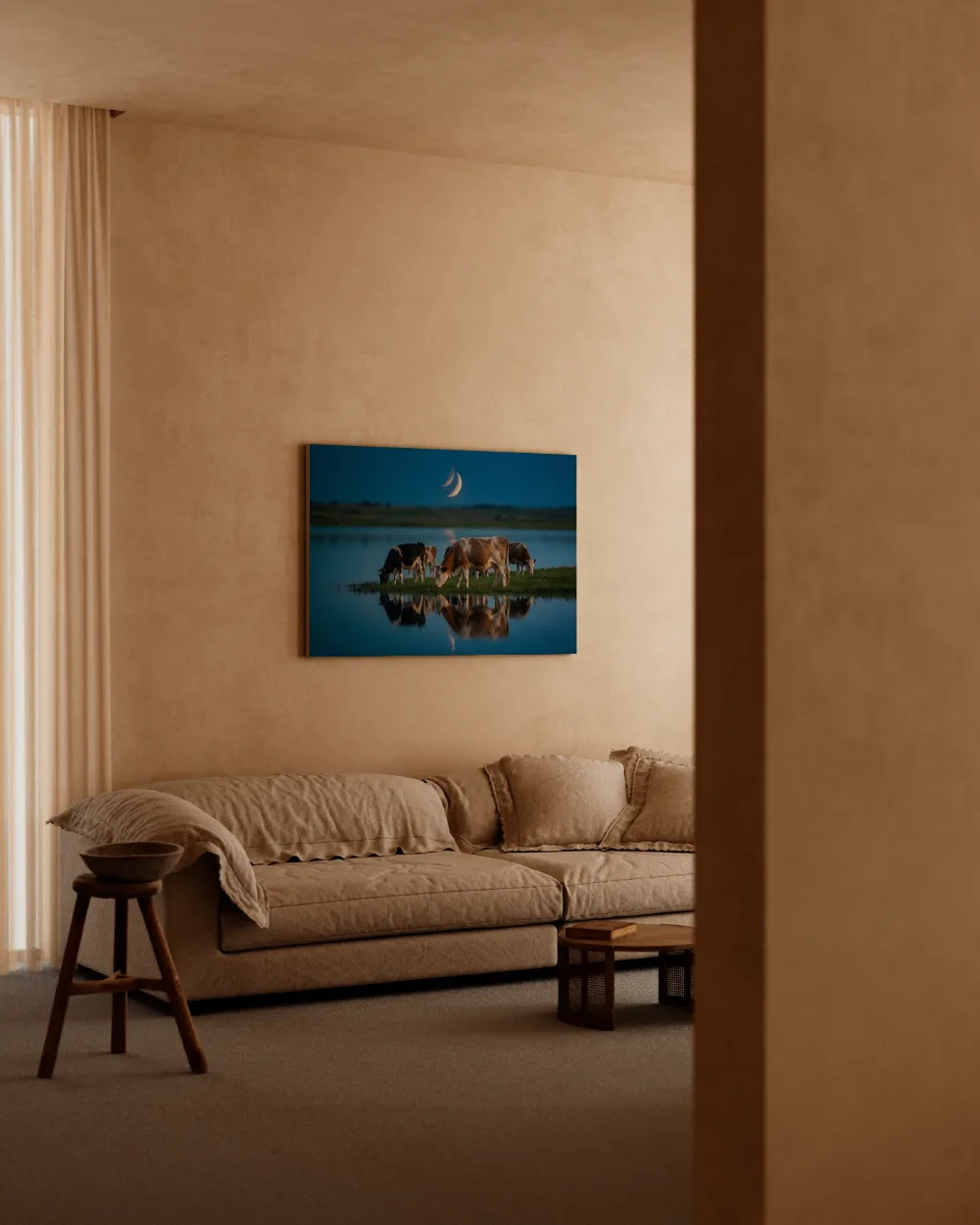 Koe op afstand, het blauwe uur met een maansikkel 2, canvas schilderij uit de collectie blauw
