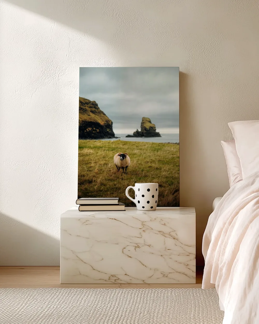 Schaap bij rotsachtige kustlijn, canvas schilderij uit de collectie kust