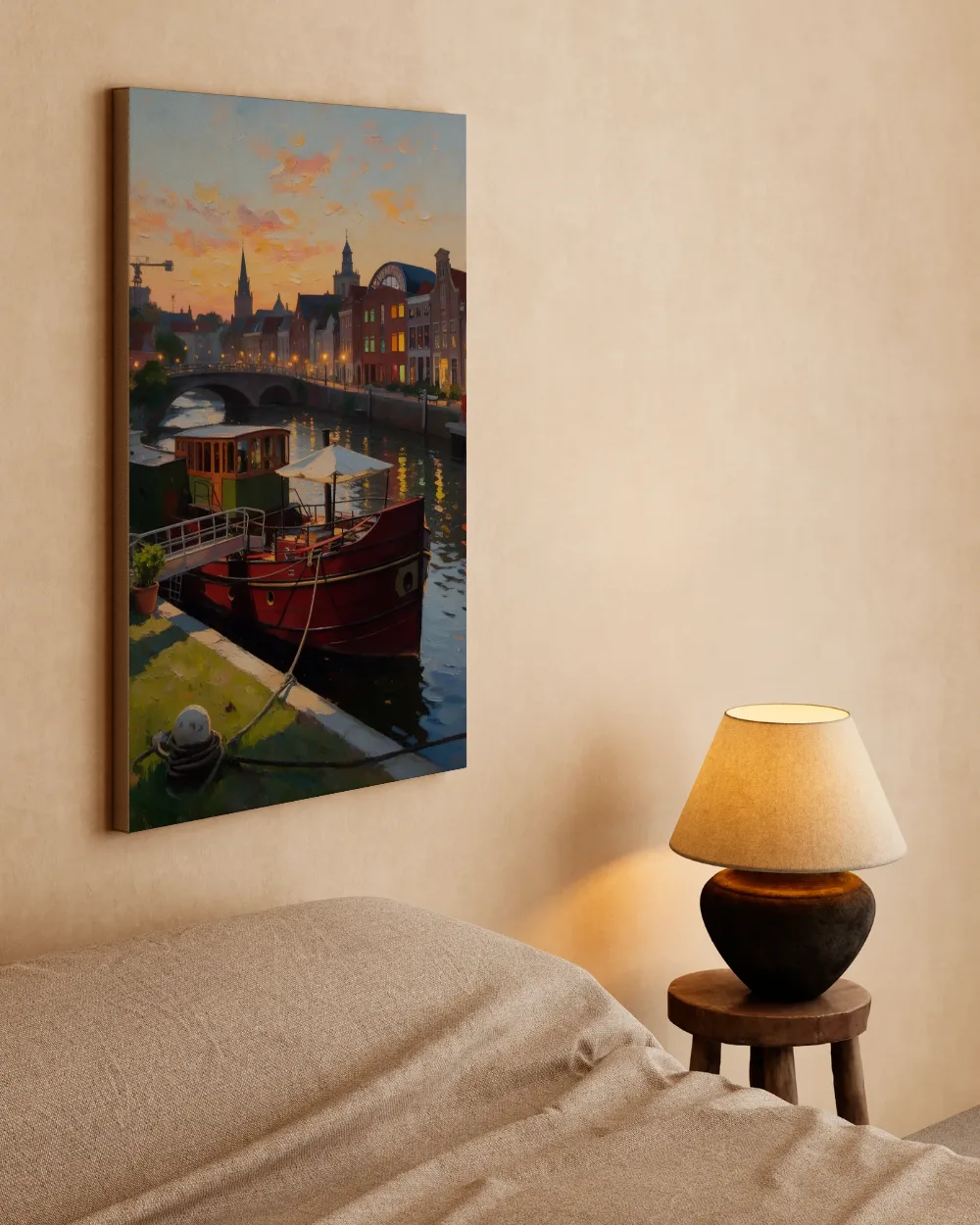 Gracht met woonboot in avondlicht, canvas schilderij uit de collectie landen en steden
