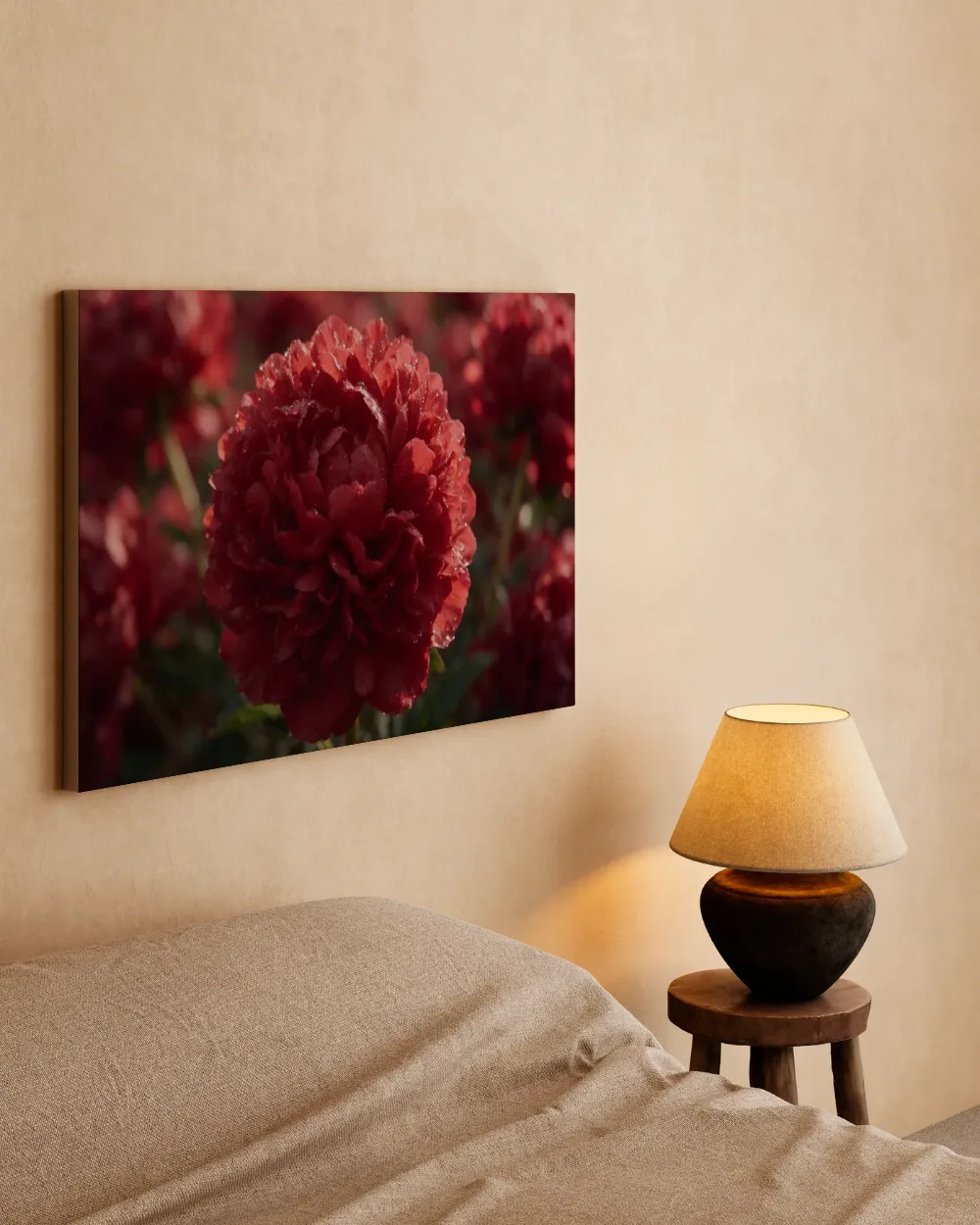 Pioenroos in dauw, glinsterlicht, dieprood, canvas schilderij uit de collectie pioenroos